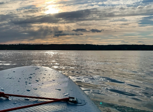 Explora el entorno del Embalse de San Juan practicando paddle board