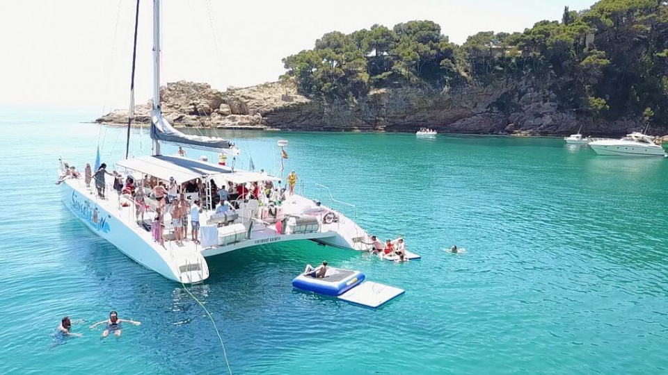 Disfrutando del paseo en catamarán Disfrutando del paseo en catamarán