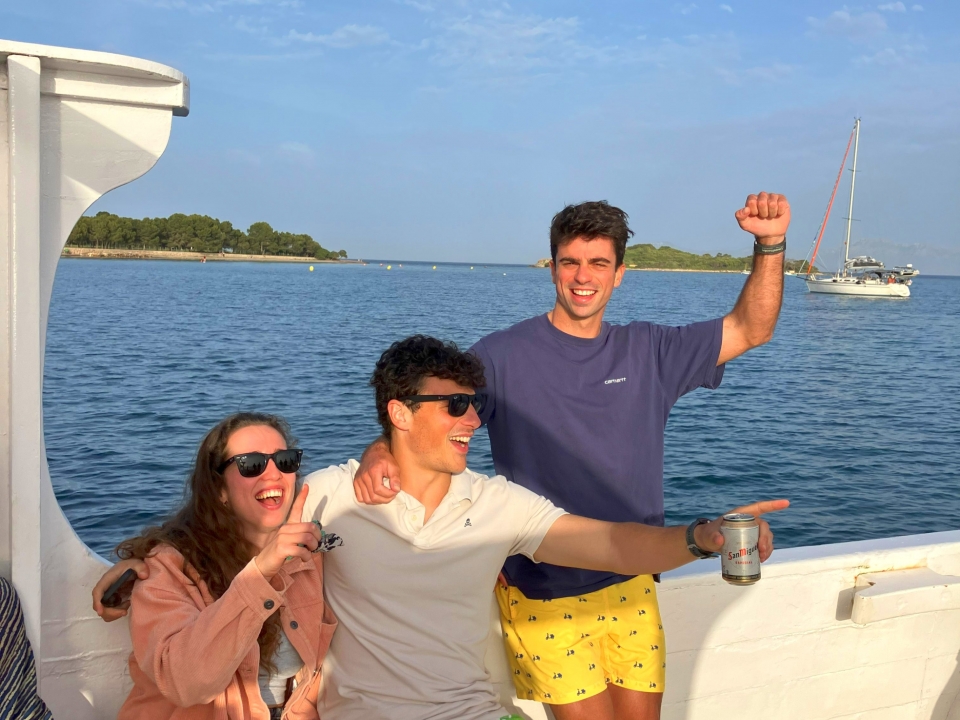 Paseo en barco con amigos Paseo en barco con amigos