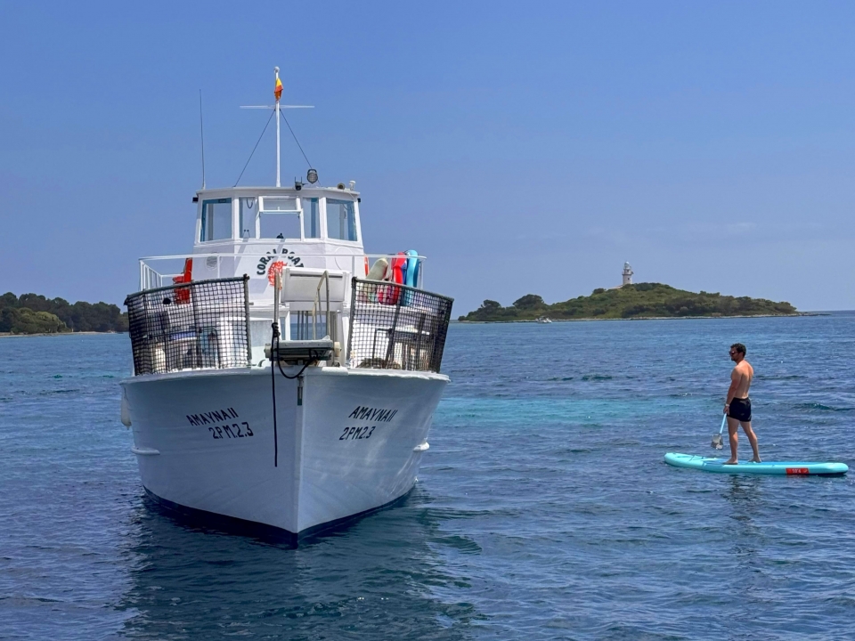 Paseo en barco y paddle board Paseo en barco y paddle board