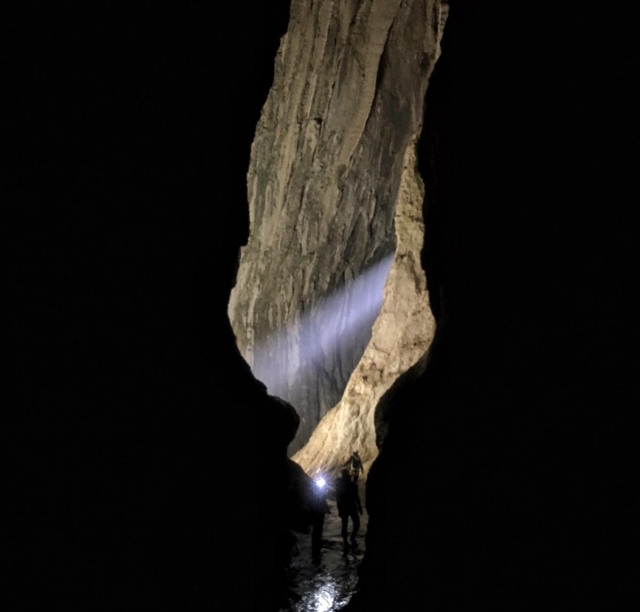 En el interior de la gruta en Leze