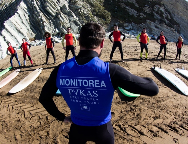 Instructor de surf dando clase