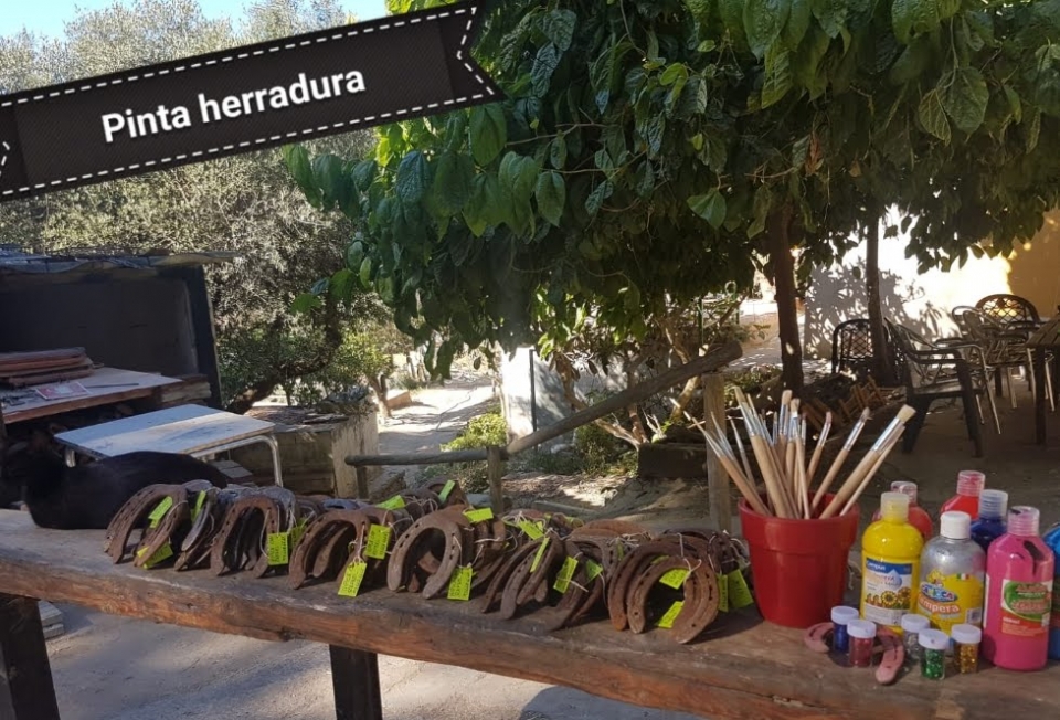Las manualidades incluyen hacer figuras o pintar con acuarelas Las manualidades incluyen hacer figuras o pintar con acuarelas