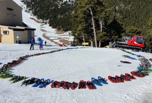 Raquetas preparadas para la excursión Raquetas preparadas para la excursión