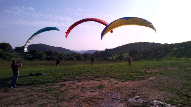 Parapentes despegando