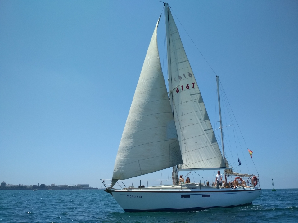 Velero en la Bahía de Cádiz Velero en la Bahía de Cádiz