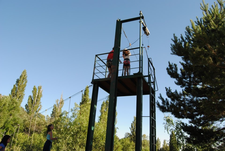 Tirolesa en el campamento de aventuras en inglés