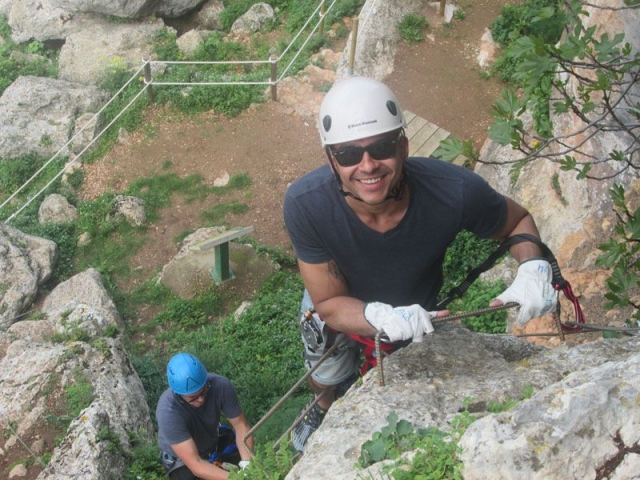 Usuarios realizando la via ferrata