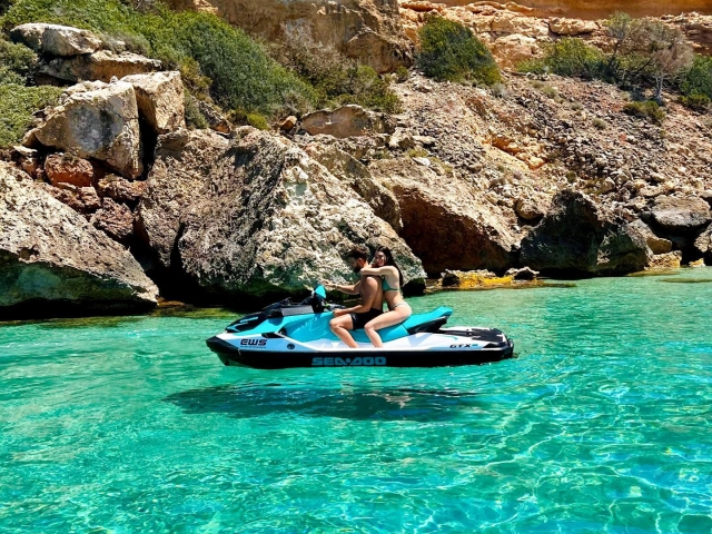 Ruta en jet ski biplaza hasta Cala Llonga, 1h