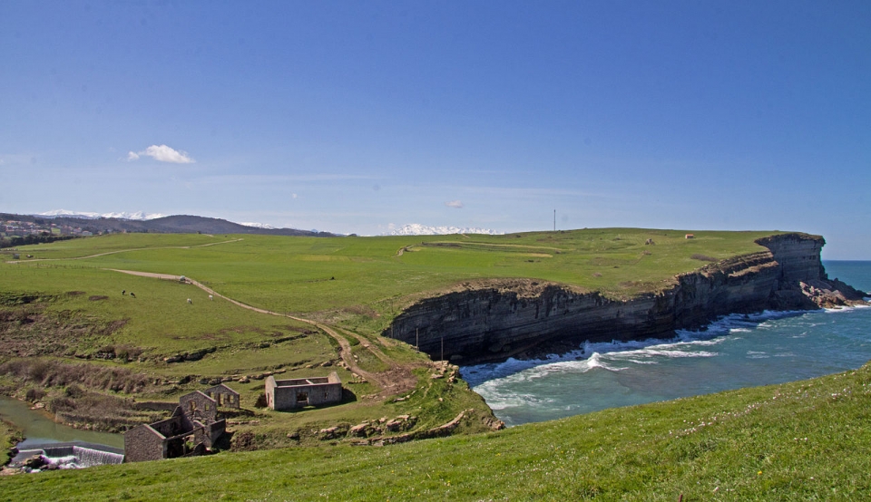 Costa con verdes prados de Cantabria