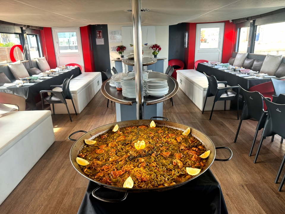 Paella valenciana a bordo