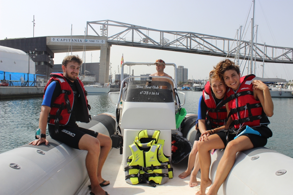 Lancha para practicar parasailing Lancha para practicar parasailing