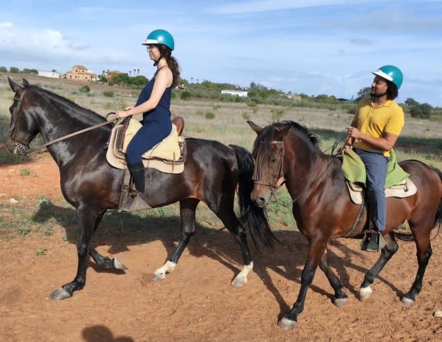 Recorre cabalgando Doñana