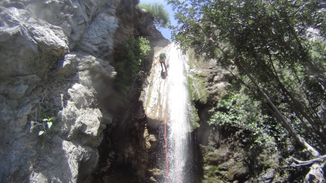 Practicando rápel en cascada