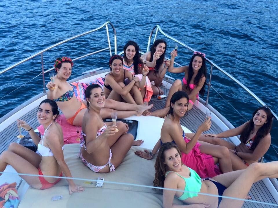 Sentadas en la proa
