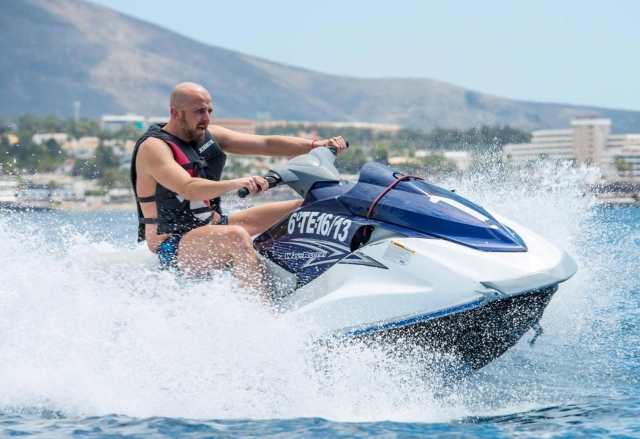 Acelerando la jet ski