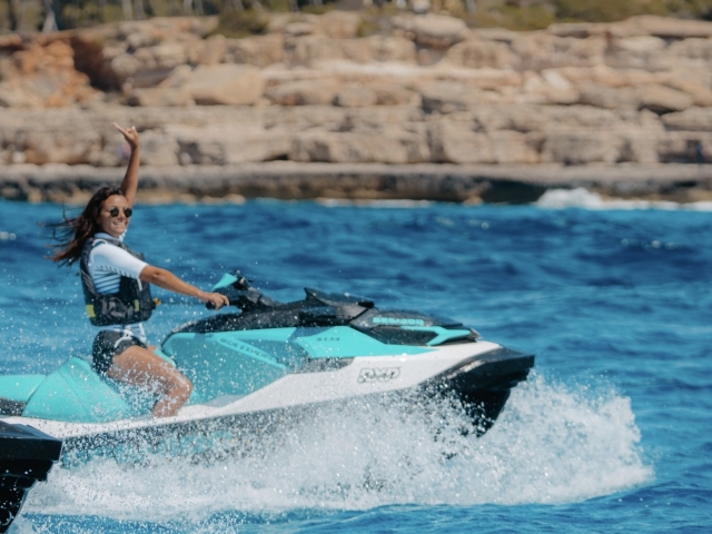 Ruta en jetski biplaza hacia Cala Fornels, 30min