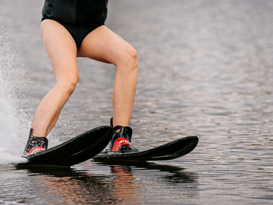 Practicando ski en el agua