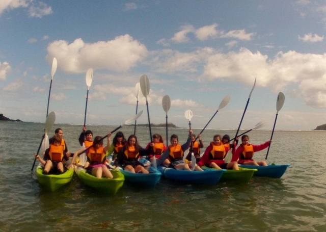 Kayakistas con los remos arriba