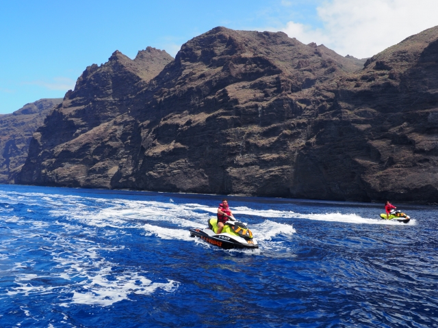 Jet skis junto a los acantilados