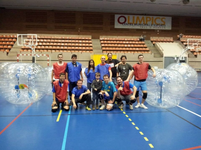 Bubble football en campo de futbol sala