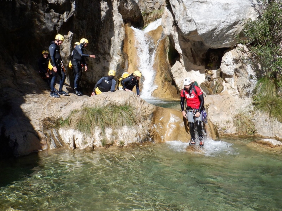 Grupo de amigos disfrutando de la aventura de barranquismo Grupo de amigos disfrutando de la aventura de barranquismo