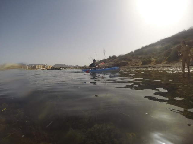 Acercando el kayak a la orilla