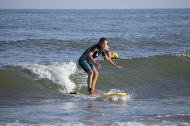 Renta material surf avanzado en Isla Canela 1h