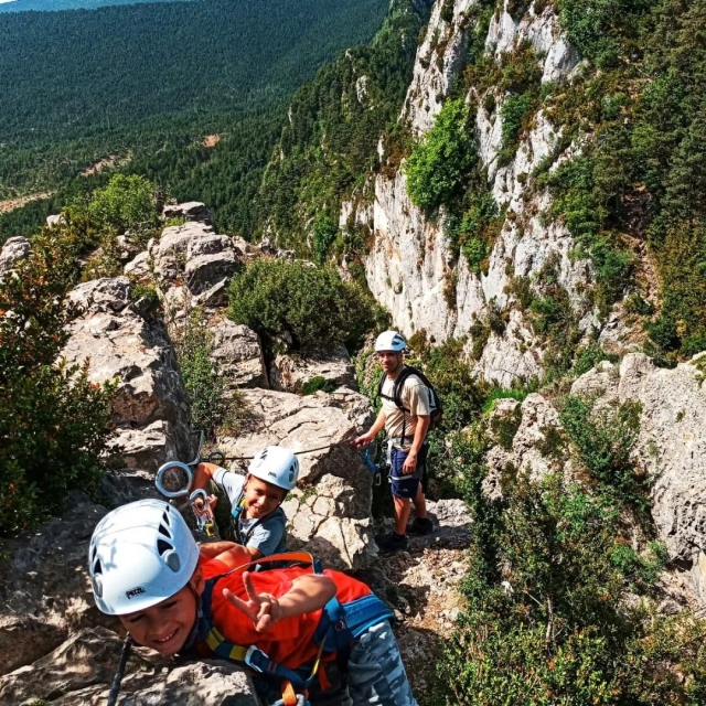 Subiendo por las grapas de la vía ferrata
