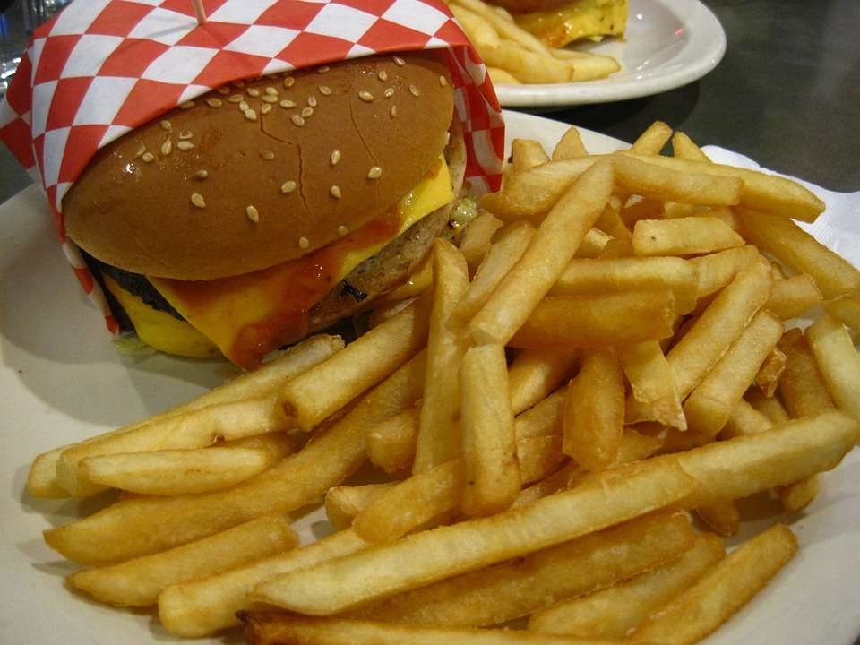 Hamburguesa con patamarras para reponer fuerzas Hamburguesa con patamarras para reponer fuerzas