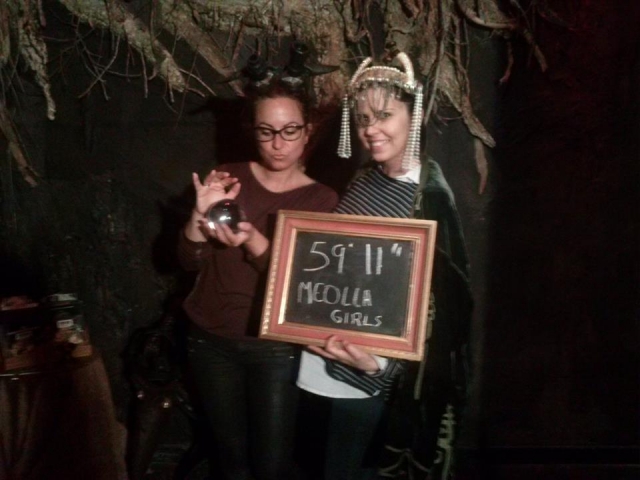 Chicas en la sala de escape