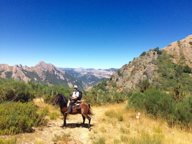 A caballo en el campo