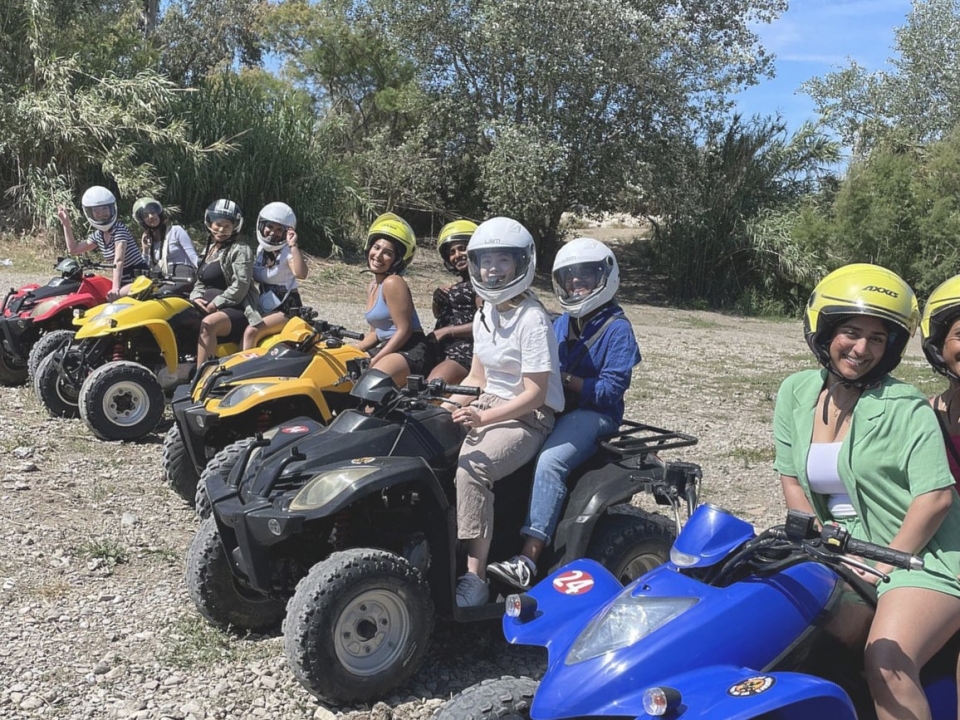 Pilota un cuatrimoto biplaza por la costa del Sol