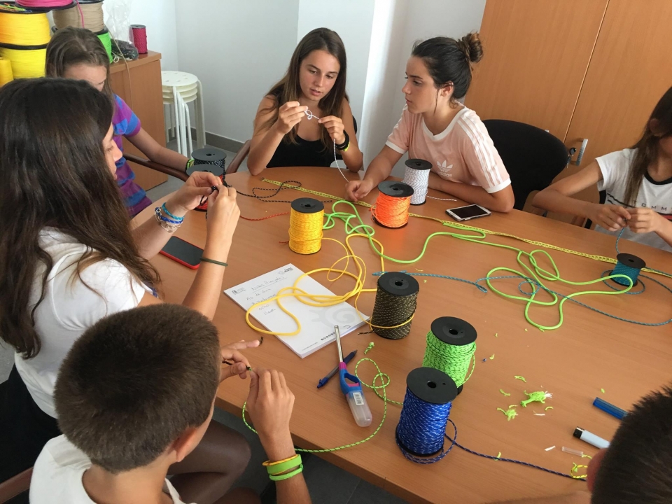 Taller con agujetas de colores en Santa Pola