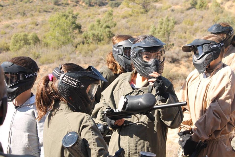 Divididos por equipos para jugar al gotcha en Cuenca