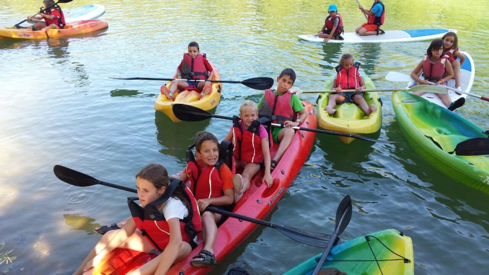 Niños en las canoas Niños en las canoas