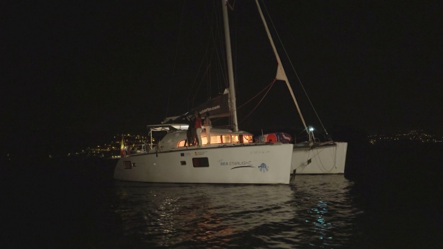 Paseo en barco nocturno + aperitivo Rías Baixas 3h