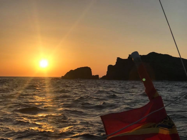 El sol poniendose en el horizonle