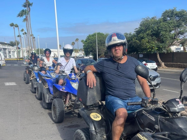 En cuatrimoto con los amigos