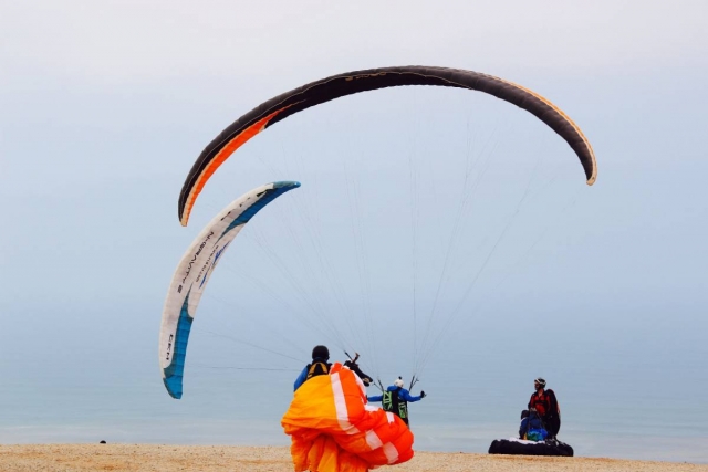 Aterrizaje de parapenle junto al mar