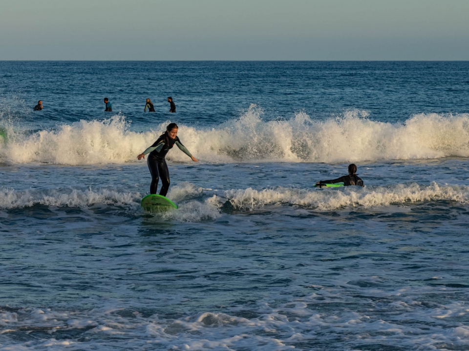 Clases de surf con olas