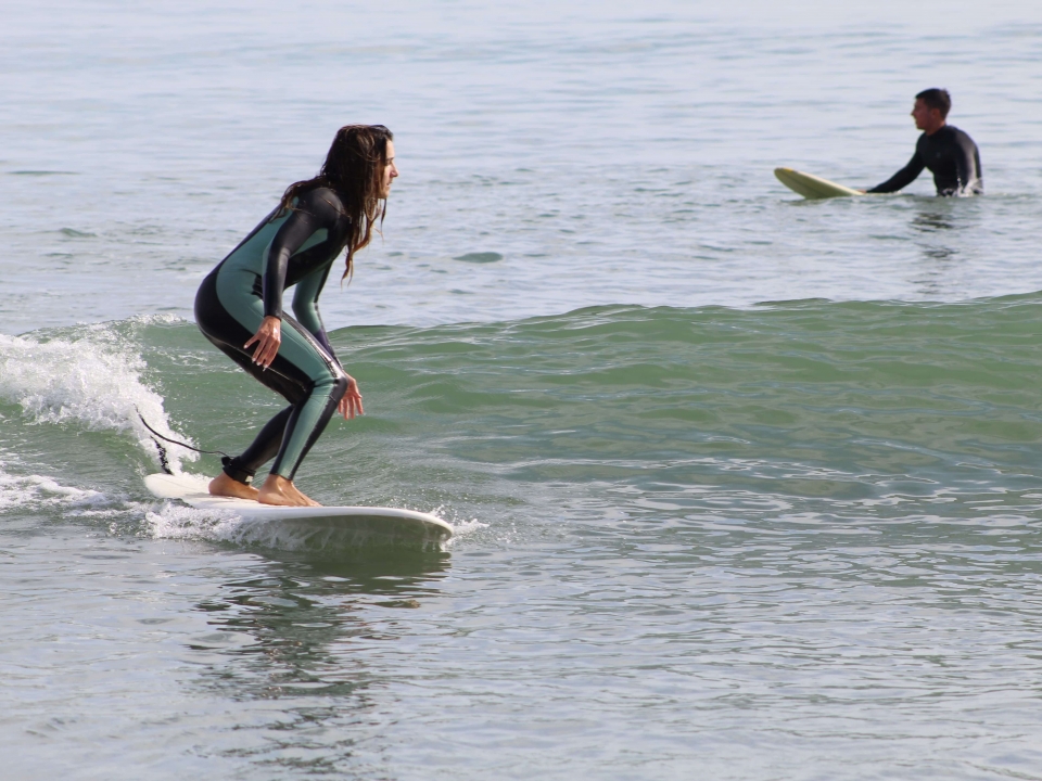 Surf con olas en Playa de la Misericordia Surf con olas en Playa de la Misericordia