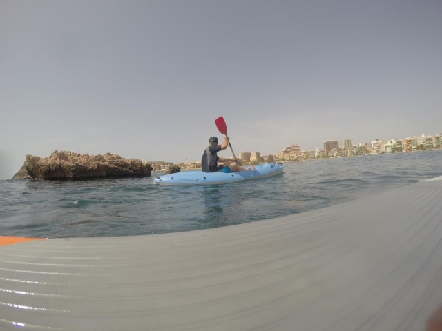 Hundiendo el remo en el agua