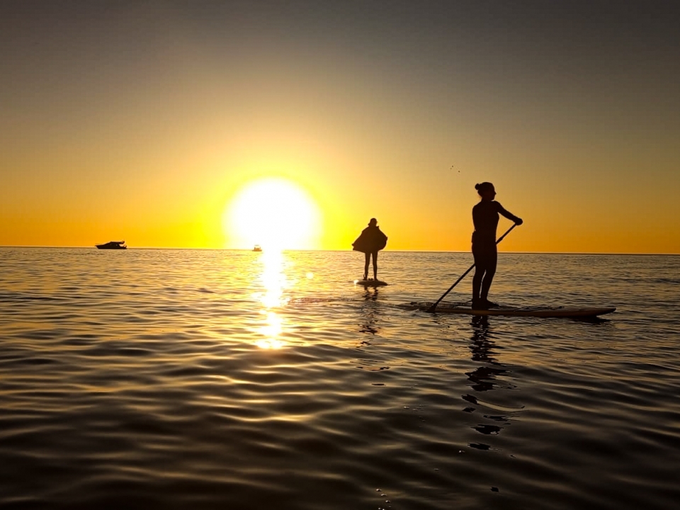 Paddle board al atardecer Paddle board al atardecer