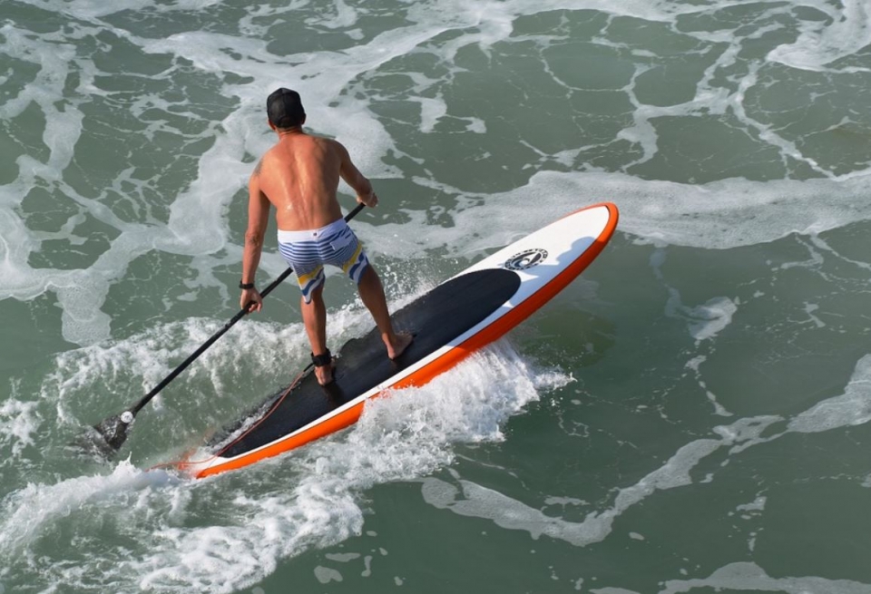 Practicando paddle board en Zahara de los Atunes