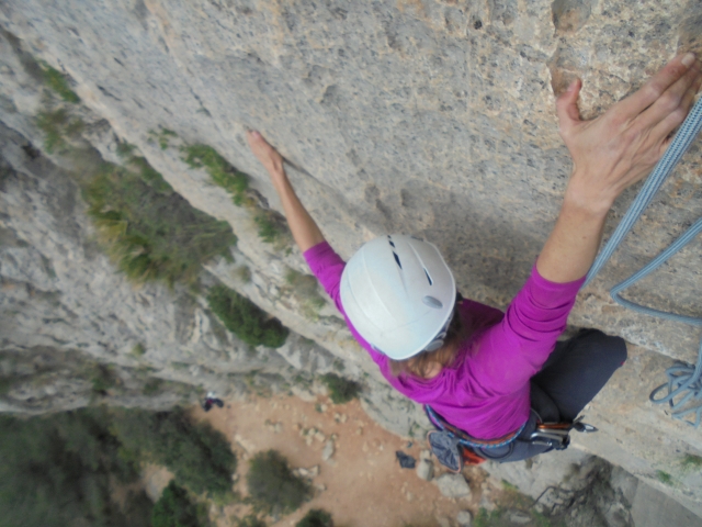 chica concentrada en su escalada