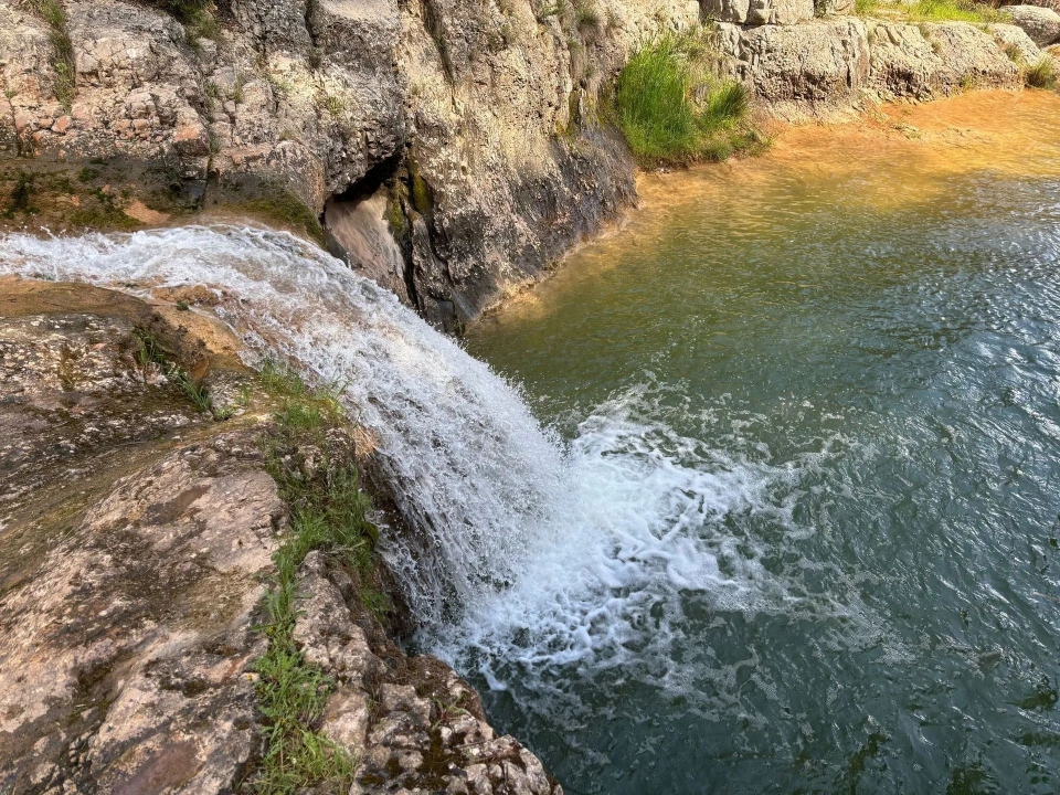 Disfruta de un baño en la cascada