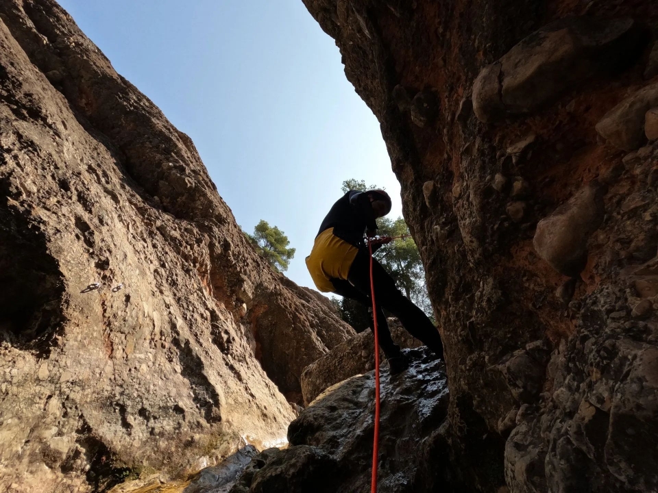 Haciendo rapel durante el descenso del cañón