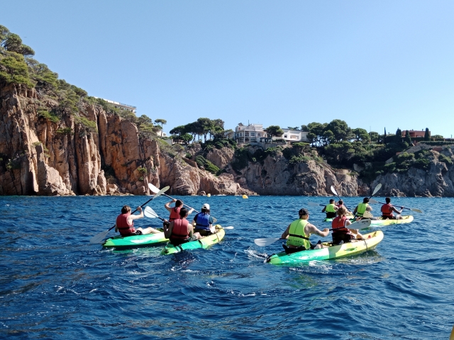 Kayaks biplaza por las playas de Girona