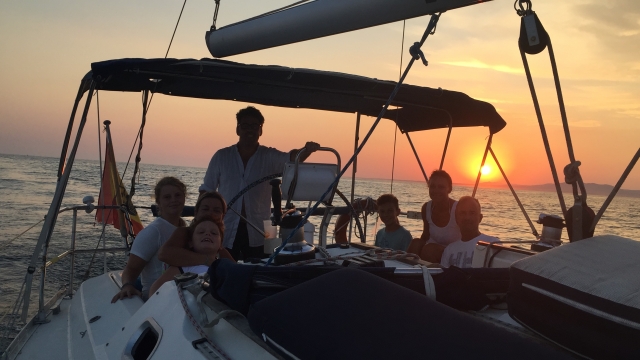 Atardecer en alta mar